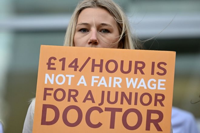 Un médecin hopitalier en grève à Londres, le 20 septembre 2023
