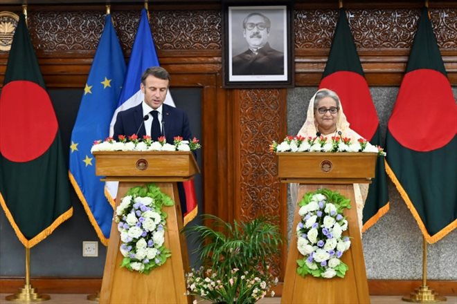 Le président Emmanuel Macron (g) et la Première ministre bangladaise Sheikh Hasina, le 11 septembre 2023 à Dacca