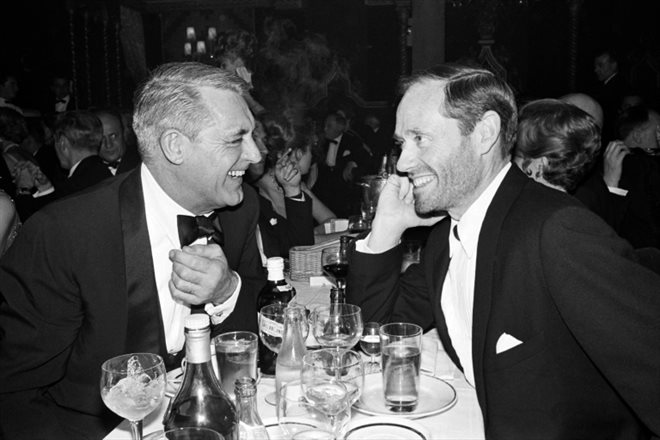 Cary Grant et Mel Ferrer, pendant un dîner de gala au Lido, à Paris, le 19 décembre 1962