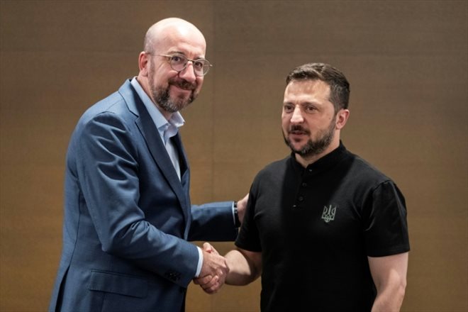 Le président ukrainien Volodymyr Zelensky et le président du Conseil européen Charles Michel lors du Sommet pour la paix en Ukraine, le 16 juin 2024 à Burgenstock, près de Lucerne, en Suisse