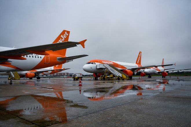 Des avions de la compagnie EasyJet sur le tarmac de l'aéroport Humberto Delgado de Lisbonne le 9 avril 2020 