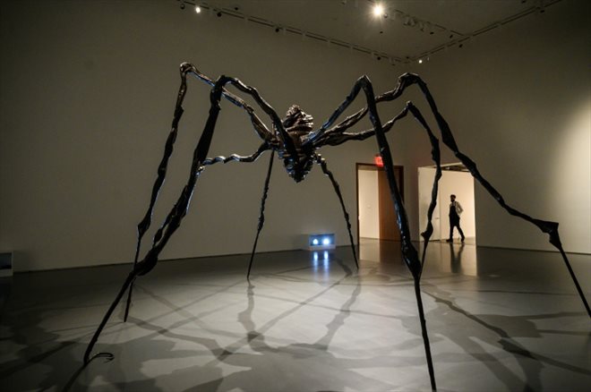 La sculpture monumentale Mother of All de la Française Louise Bourgeois présentée chez Sotheby's avant une vente aux enchères, le 8 mai 2023 à New York