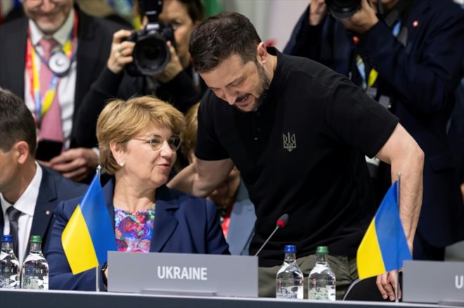 Le président ukrainien Volodymyr Zelensky (d) et la présidente suisse Viola Amherd lors du sommet pour la paix en Ukraine, le 16 juin 2024 à Burgenstock, près de Lucerne, en Suisse