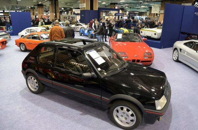 Un modèle Peugeot 205 GTI de 1991 exposée par la maison de vente Artcurial, au salon Retromobile de Paris le 16 mars 2022