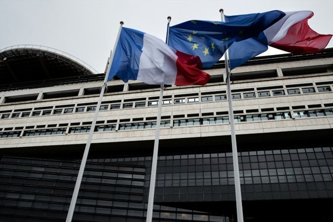 Des drapeaux français et européen photographiés devant le ministère de l'Economie et des Finances, photographiés le 15 novembre 2022 à Paris
