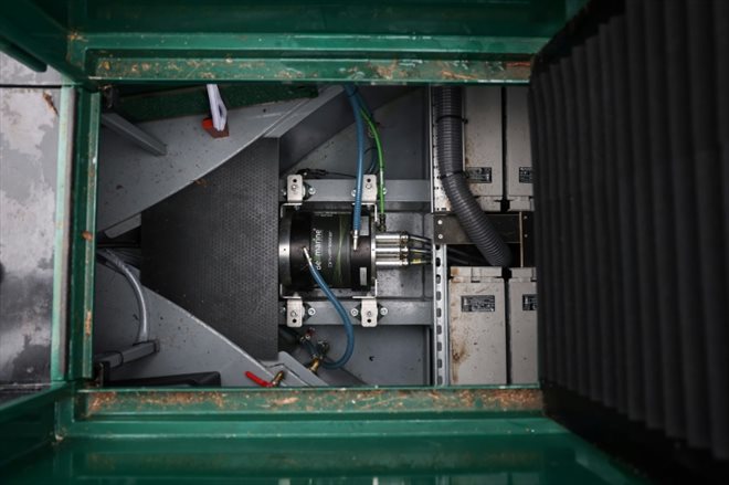 Le moteur électrique de la péniche hybride Eau de Folles amarrée à la marina d'Ashwood, le 25 janvier 2024 dans le centre de l'Angleterre