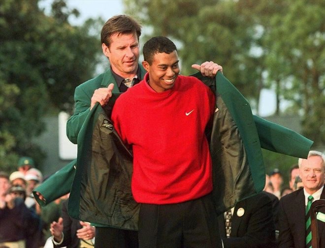 Tiger Woods (à droite) après sa victoire au Masters d'Augusta le 13 avril 1997 reçoit des mains de Nick Faldo la veste traditionnelle dévolue au vainqueur 