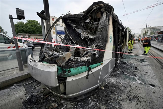 Un tramway incendié à Clamart, au sud-ouest de Paris, le 29 juin 2023