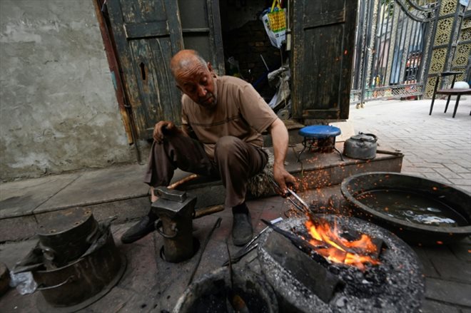Un forgeron dans les rues de Kachgar, dans le Xinjiang, le 20 juillet 2023