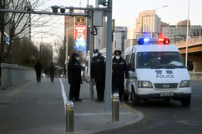 Des policiers surveillent une rue près de la rivière Liangma après de récentes manifestations dénonçant les restrictions anti-Covid, à Pékin le 29 novembre 2022