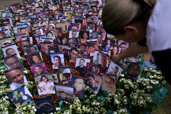 Photos de victimes de la rupture du barrage de Brumadinho au Brésil en 2019, le 25 janvier 2024