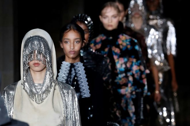 Un défilé présentant la collection Paco Rabanne de prêt-à-porter féminin automne-hiver 2020-2021, à Paris, le 27 février 2020