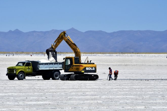 Des employés travaillent sur le plateau salin de Salinas Grandes dans la province septentrionale de Jujuy, en Argentine, le 18 octobre 2022