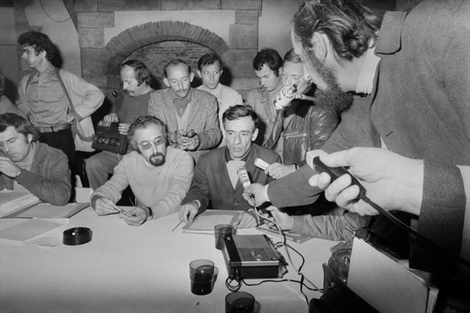 Les syndicalistes CFDT Roland Vittot (g) et Charles Piaget (d), lors d'une conférence de presse, le 1er octobre 1973 à Besançon