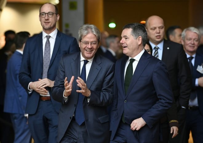 Le commissaire européen à l'Economie Paolo Gentiloni.échange avec le ministre irlandais des Finances Paschal Donohoe à Bruxelles le 8 novembre 2022