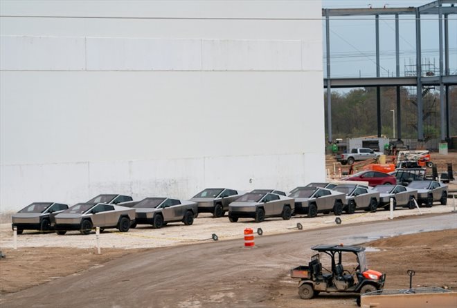 Des pick-up électriques 
Cybertruck de Tesla, à l'extérieur de l'usine d'Austin (Texas) le 30 novembre 2023