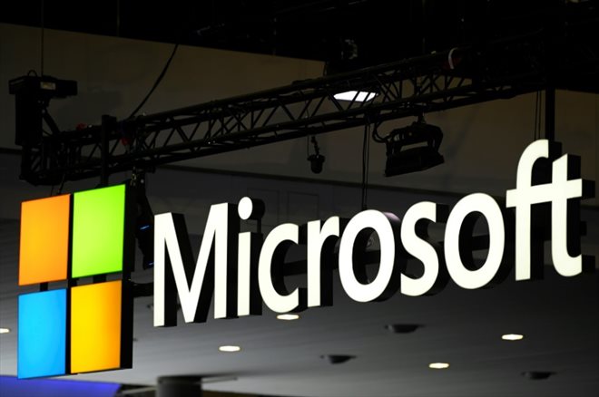 Le logo de la multinationale américaine Microsoft est visible au Mobile World Congress (MWC), le plus grand rassemblement annuel de l'industrie des télécommunications, à Barcelone, le 2 mars 2023.