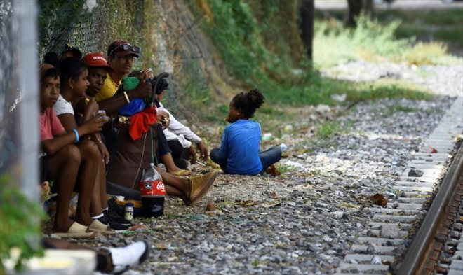 Des migrants sont assis près de la station de train d'Ixtepec dans le sud-ouest du Mexique, le 10 octobre 2023