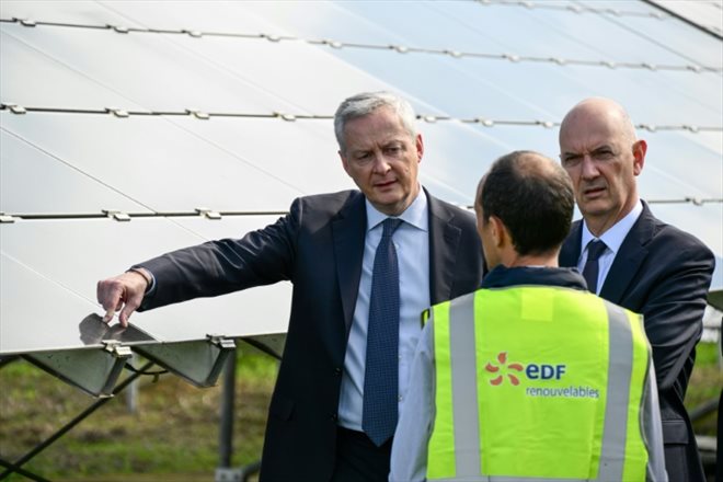 Le ministre de l'Economie Bruno Le Maire (g) et le ministre de l'Industrie Roland Lescure en visite au parc photovoltaïque La Fito, à Manosque, le 5 avril 2024 dans les Alpes-de-Haute-Provence