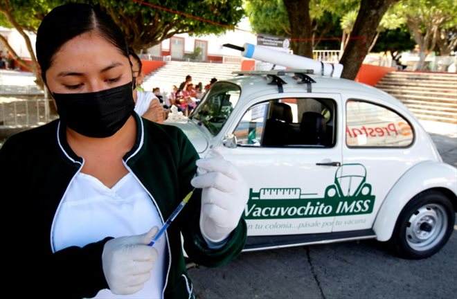 Une infirmière de l'Institut de sécurité sociale mexicain prépare une dose de vaccin anti-Covid 19 AstraZeneca durant une campagne de vaccination à destination des personnes à bas revenus à Guadalajara, au Mexique, le 24 avril 2022