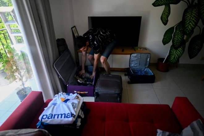 Tomas Sislian remplit des valises alors qu'il se prépare à déménager d'un appartement loué, poussé par la crise immobilière en Argentine, le 8 janvier 2023 à Buenos Aires