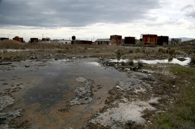 Des réservoirs de pétrole rouillés et une nappe d'eau contaminée, à Zharrëz, le 9 janvier 2023 en Albanie