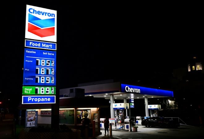 Une station-essence avec un prix par gallon dépassant 7 dollars à Los Angeles, en Californie, le 23 juin 2022