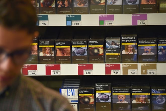Nouvelles hausses du prix des cigarettes ou extension des espaces sans tabac à la plage, au parc ou près des établissements scolaires: le gouvernement a présenté mardi un nouveau plan de lutte contre le tabagisme