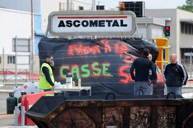 Lors d'une mobilisation de salariés d'Ascometal devant leur usine à Fos-sur-Mer, dans les Bouches-du-Rhône, le 20 mai 2014