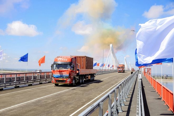 Le pont international sur le fleuve Amour, entre la Russie et la Chine, lors de son inauguration le 10 juin 2022