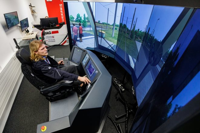 Benedikt Hanne, étudiant à Nuremberg, en Allemagne, se forme à la conduite de tramway dans un simulteur de la régie de transport VAG