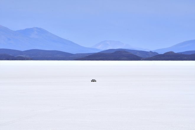 Une camionnette traverse le désert de sel d'Uyuni, à Uyuni, en Bolivie, le 16 octobre 2022