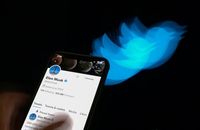 Le logo de Twitter et le compte d'Elon Musk, le 8 juillet 2022 à Los Angeles
