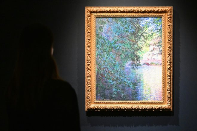 Le tableau du peintre impressionniste français Claude Monet Le Moulin de Limetz exposé chez Sotheby's à New York, le 2 novembre 2023