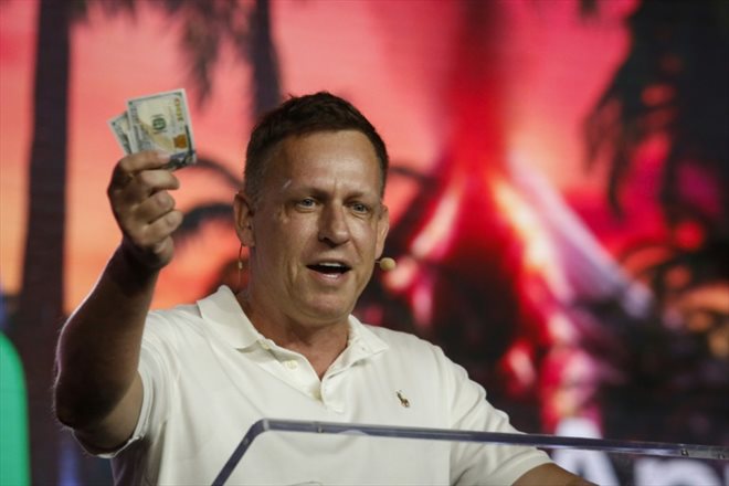 Le co-fondateur de Palantir, Peter Thiel, au cours d'une conférence sur les bitcoin à Miami, en Floride, le 7 avril 2022