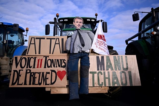 Une effigie d'Emmanuel Macron sur un tracteur bloquant l'autoroute A1 à proximité de l'aéroport Roissy-Charles-de-Gaulle, le 31 janvier 2024
