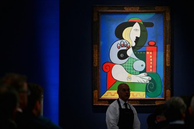 Le tableau Femme à la montre de Pablo Picasso lors de sa mise aux enchères chez Sotheby's à New York, le 8 novembre 2023