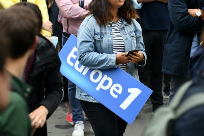 Des journalistes d'Europe 1 manifestent pour dénoncer l'influence grandissante du groupe Vivendi, contrôlé par Vincent Bolloré, au sein de leur radio et son rapprochement avec la chaîne de télévision CNews, le 30 juin 2021 à Paris