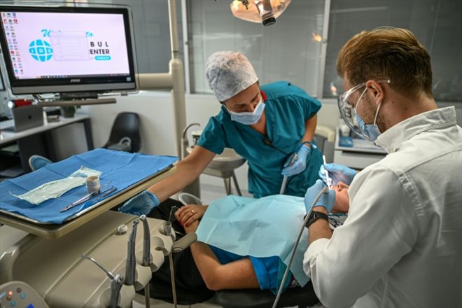 Soins dentaires dans une clinique d'Istanbul, le 16 septembre 2022