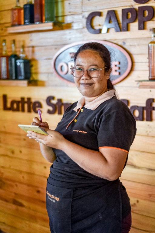 Ditta Dwi, serveuse dans un restaurant, le 1er septembre 2022, à Tabanan, en Indonésie