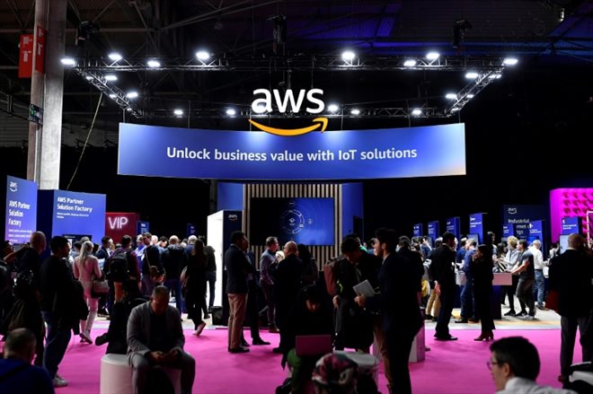 Le stand d'Amazon Web Services (AWS) au salon ISE de Barcelone, le principal salon mondial de l’audiovisuel et de l’intégration des systèmes, le 31 janvier 2023