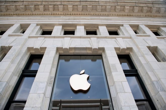 Photo d'archives montrant le logo d'Apple sur la façade d'un magasin à Washington le 29 avril 2020