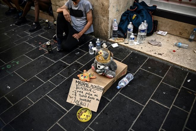 La disparition des tickets resto papier est synonyme de perte de ressources pour les personnes à la rue, déjà pénalisées par la diminution des pièces de monnaie dans les poches des Français