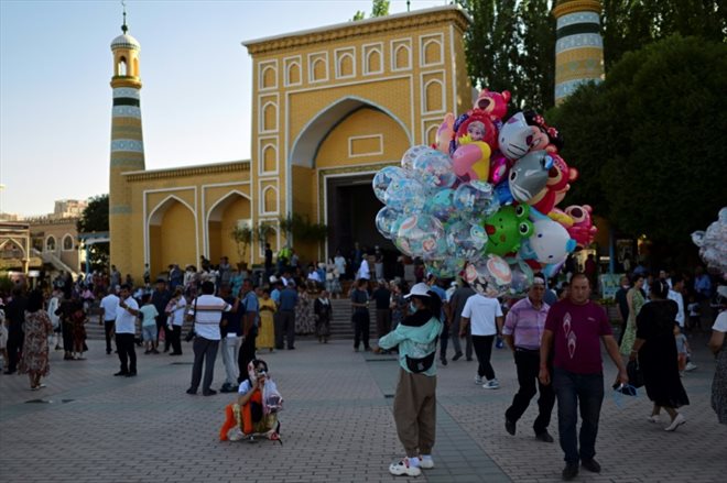 Des visiteurs devant la mosquée Id Kah, à Kachgar, dans le Xinjiang, le 13 juillet 2023