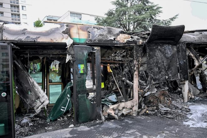 Un tramway incendié à Clamart, lors d'émeutes liées à la mort de Nahel, le 29 juin 2023 au sud-ouest de Paris