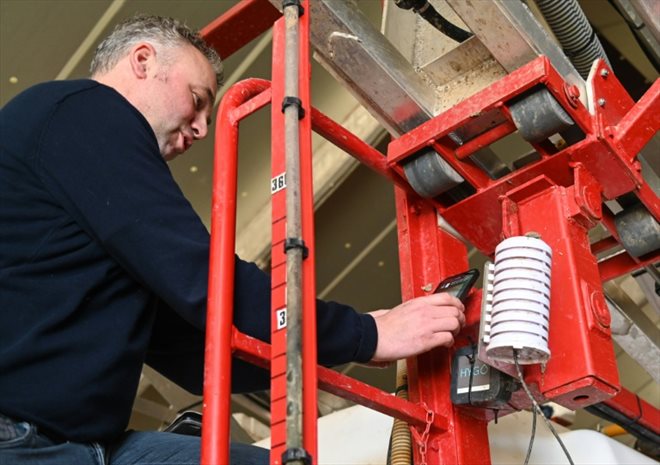 L'agriculteur Christophe Ryckabusch utilise l'application Hygo, développée par la start-up Alvie, dans sa ferme de Zegerscappel, dans les Flandres
