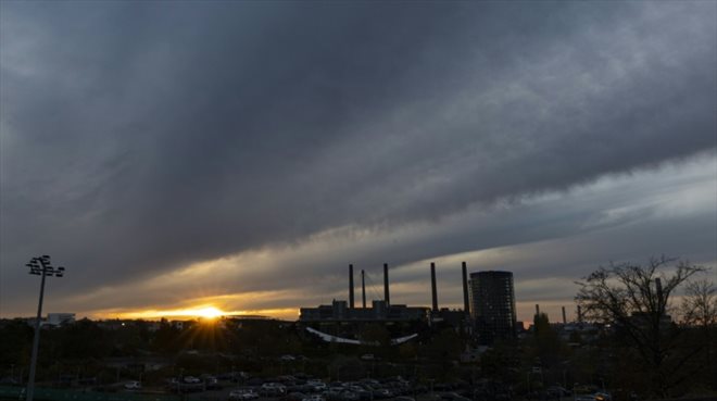 Coucher de soleil sur le siège de Volkswagen à  Wolfsburg en Allemagne, le 10 novembre 2021