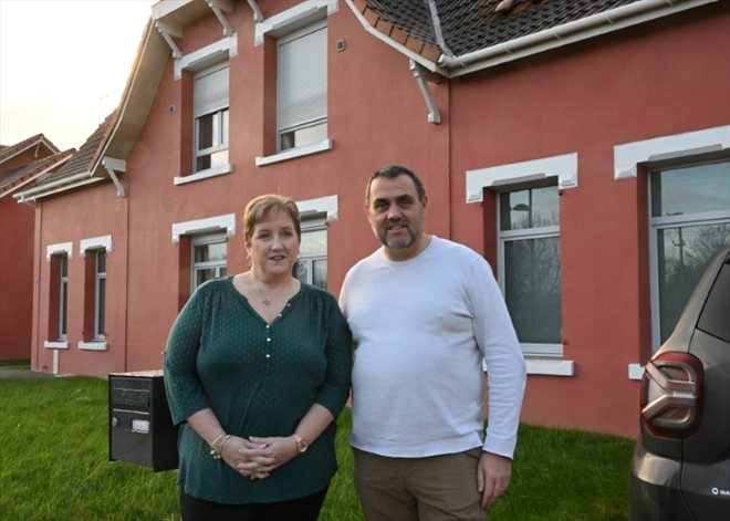 Christelle Cauvez et son mari devant leur maison après une rénovation thermique, le 16 janvier 2023 à Lens