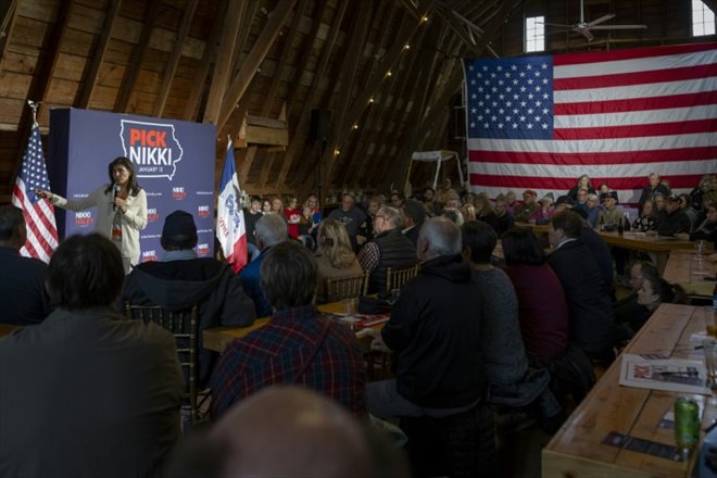 Nikki Haley en réunion de campagne à Spirit Lake, dans l'Iowa, le 9 décembre 2023
