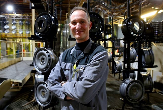 Hugues Dugrés, directeur général de l'usine de roues Accuride, le 30 novembre 2022 à La Chapelle-Saint-Luc, près de Troyes, dans l'Aube